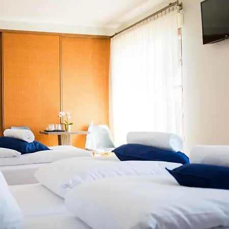 White House Homestay